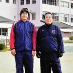 思い出の小寺小グラウンドで並ぶ西武・栗山（左）と小学校時代の恩師、牧野栄一さん＝神戸市西区（２００９年ごろ撮影、牧野さん提供）