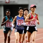 陸上の日本選手権女子５０００メートルを制し、東京五輪代表に決まった田中希実（中央）＝２０２０年１２月、大阪市のヤンマースタジアム長居