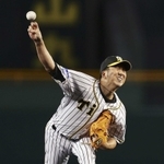 引退試合の巨人戦で登板する阪神・藤川球児氏（代表撮影）＝２０２０年１１月、西宮市の甲子園球場