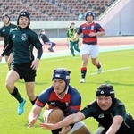 Ａブロック決勝・関学－星陵　前半、敵陣ゴール前で競り合う関学のナンバー８松田（左）＝ユニバー記念競技場