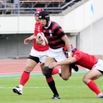 Ｂブロック決勝・神戸科技-報徳　前半、敵陣に切り込む報徳の選手（中央）＝神戸市須磨区、ユニバー記念競技場
