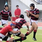 Ｂブロック決勝・神戸科技-報徳　前半、パスを受けて敵陣に切り込む報徳の選手（右）＝神戸市須磨区、ユニバー記念競技場