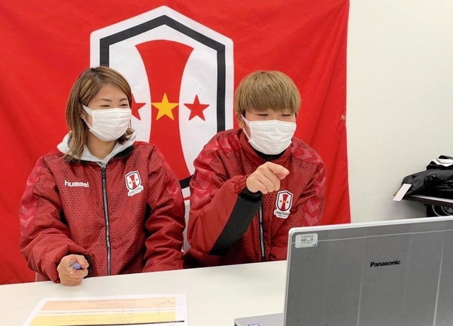 小学生とのオンライン授業に参加するＩＮＡＣ神戸の（左から）ＭＦ成宮唯、ＤＦ三宅史織＝神戸市東灘区、ＩＮＡＣ神戸クラブハウス（ＩＮＡＣ神戸レオネッサ提供）