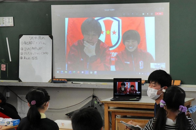 オンライン授業で講師役を務めたＩＮＡＣ神戸のＧＫ武仲麗依（画面左から）、ＭＦ菊池まりあ＝神戸市東灘区住吉東町４、住吉小学校
