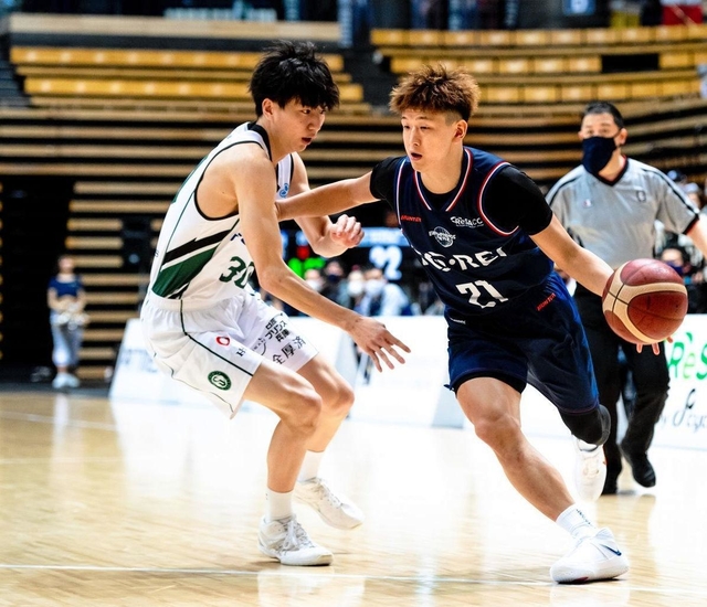 東京Ｚ-西宮　第２クオーター、競り合う西宮の特別指定選手、金田（左）（Ｃ）B.LEAGUE