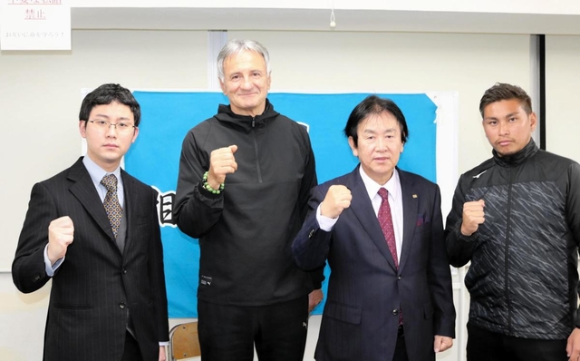 相生学院高サッカー部監督に就任し、会見に臨むゼムノビッチ氏（左から２人目）ら＝加古川市の同高加古川校