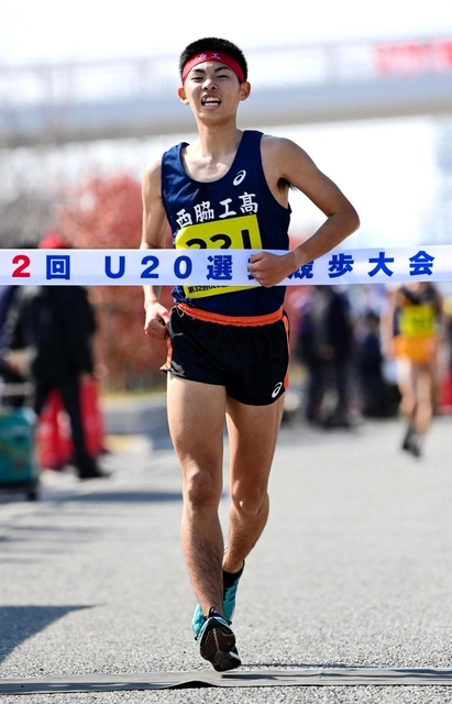 男子１０キロ　初優勝を飾った西脇工高の服部悠平（撮影・中西幸大）
