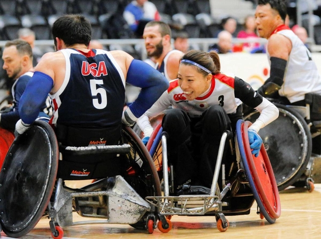 車いすラグビー日本代表の倉橋香衣（中央）。男性に交じって世界選手権を制した＝２０１８年８月、オーストラリア（Ｃ）ＪＷＲＦ／ＡＢＥＫＥＮ