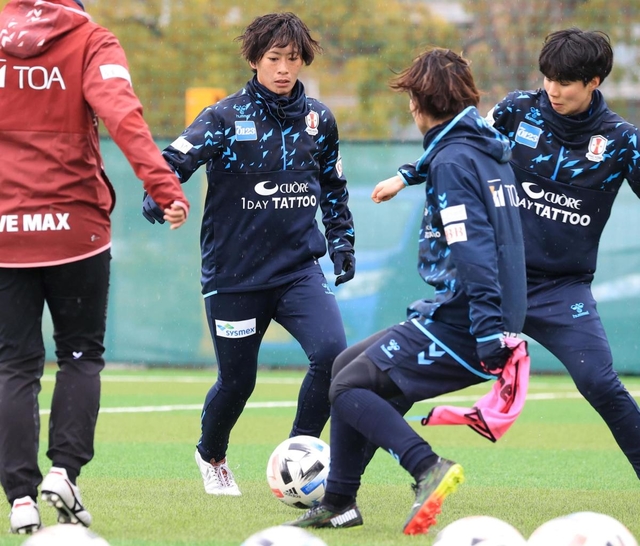 ＷＥリーグに向けて始動した高瀬（中央）らＩＮＡＣ神戸の選手たち＝神戸市東灘区、神戸レディースフットボールセンター（撮影・斎藤雅志）