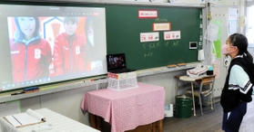 オンライン授業で児童の質問を受けるＩＮＡＣ神戸のＭＦ成宮唯（画面左から）、三宅史織＝神戸市東灘区住吉東町４、住吉小学校