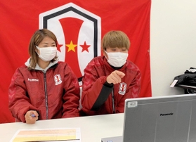 小学生とのオンライン授業に参加するＩＮＡＣ神戸の（左から）ＭＦ成宮唯、ＤＦ三宅史織＝神戸市東灘区、ＩＮＡＣ神戸クラブハウス（ＩＮＡＣ神戸レオネッサ提供）