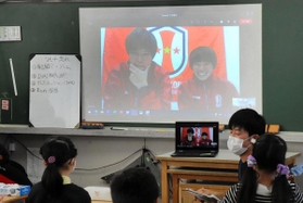 オンライン授業で講師役を務めたＩＮＡＣ神戸のＧＫ武仲麗依（画面左から）、ＭＦ菊池まりあ＝神戸市東灘区住吉東町４、住吉小学校