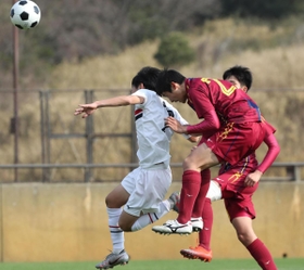 男子決勝・神戸弘陵-滝川第二　試合終了間際、決勝のヘディングシュートを決める神戸弘陵の中地（手前）＝撮影・辰巳直之