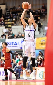 奈良-西宮　第３クオーター、シュートを決める西宮の谷（Ｃ）B.LEAGUE