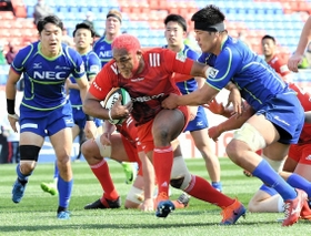 神戸製鋼-ＮＥＣ　前半、髪の毛をチームカラーの赤色に染めた神戸製鋼の中島イシレリが、ＮＥＣの守備をはねのけトライを決める＝花園ラグビー場（撮影・後藤亮平）