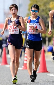 女子２０キロ　３位に終わった渕瀬真寿美（右）。左は優勝した藤井菜々子（撮影・中西幸大）