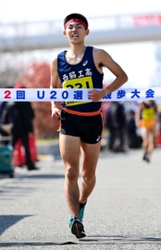 男子１０キロ　初優勝を飾った西脇工高の服部悠平（撮影・中西幸大）
