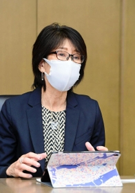 今秋開幕するサッカー女子プロのＷＥリーグについて構想を語る岡島喜久子チェア＝神戸新聞社