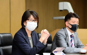 今秋開幕するサッカー女子プロのＷＥリーグについて構想を語る岡島喜久子チェア（左）とＩＮＡＣ神戸の安本卓史社長＝神戸新聞社