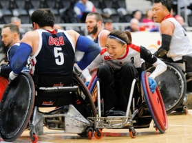 車いすラグビー日本代表の倉橋香衣（中央）。男性に交じって世界選手権を制した＝２０１８年８月、オーストラリア（Ｃ）ＪＷＲＦ／ＡＢＥＫＥＮ