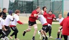 キヤノン戦でトップリーグ初先発を果たす神戸製鋼のプロップ高尾（右から３人目）＝神戸市東灘区、神鋼灘浜グラウンド