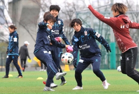 雨の中、ボールを追い掛けるＩＮＡＣ神戸の高瀬愛実（右から２人目）ら＝神戸市東灘区、神戸レディースフットボールセンター（撮影・斎藤雅志）