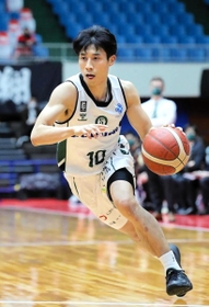 熊本-西宮　第１クオーターに攻める西宮の渡辺（Ｃ）B.LEAGUE