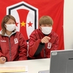 小学生とのオンライン授業に参加するＩＮＡＣ神戸の（左から）ＭＦ成宮唯、ＤＦ三宅史織＝神戸市東灘区、ＩＮＡＣ神戸クラブハウス（ＩＮＡＣ神戸レオネッサ提供）