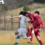 男子決勝・神戸弘陵-滝川第二　試合終了間際、決勝のヘディングシュートを決める神戸弘陵の中地（手前）＝撮影・辰巳直之