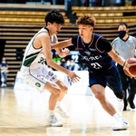 東京Ｚ-西宮　第２クオーター、競り合う西宮の特別指定選手、金田（左）（Ｃ）B.LEAGUE