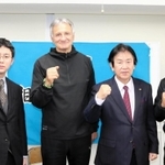 相生学院高サッカー部監督に就任し、会見に臨むゼムノビッチ氏（左から２人目）ら＝加古川市の同高加古川校