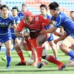 神戸製鋼-ＮＥＣ　前半、髪の毛をチームカラーの赤色に染めた神戸製鋼の中島イシレリが、ＮＥＣの守備をはねのけトライを決める＝花園ラグビー場（撮影・後藤亮平）