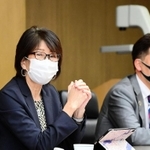 今秋開幕するサッカー女子プロのＷＥリーグについて構想を語る岡島喜久子チェア（左）とＩＮＡＣ神戸の安本卓史社長＝神戸新聞社