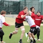 キヤノン戦でトップリーグ初先発を果たす神戸製鋼のプロップ高尾（右から３人目）＝神戸市東灘区、神鋼灘浜グラウンド