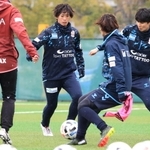 ＷＥリーグに向けて始動した高瀬（中央）らＩＮＡＣ神戸の選手たち＝神戸市東灘区、神戸レディースフットボールセンター（撮影・斎藤雅志）