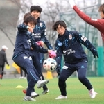 雨の中、ボールを追い掛けるＩＮＡＣ神戸の高瀬愛実（右から２人目）ら＝神戸市東灘区、神戸レディースフットボールセンター（撮影・斎藤雅志）