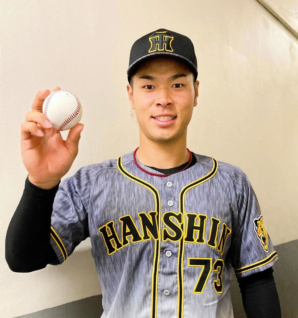神戸新聞next スポーツ 阪神 佐藤輝の初本塁打ボール 甲子園で展示開始