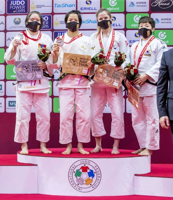 柔道のグランドスラム・タシケント大会女子５２キロ級で優勝した阿部詩（左から２人目）＝国際柔道連盟提供
