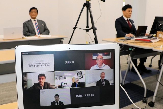 日本とフランス、豪州をオンラインでつないで進められた講演会＝甲南大岡本キャンパス