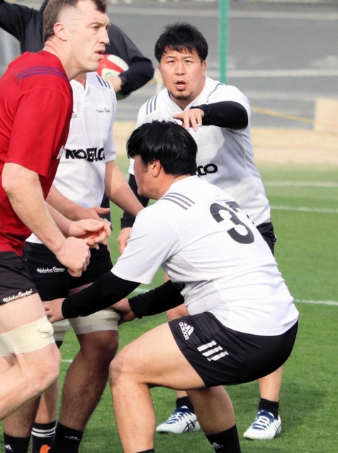 東日本大震災でボランティアに取り組んだ神戸製鋼のフッカー鹿田（右）。「災害は誰にでも起こりうる」＝神戸市東灘区御影浜町、神鋼灘浜グラウンド