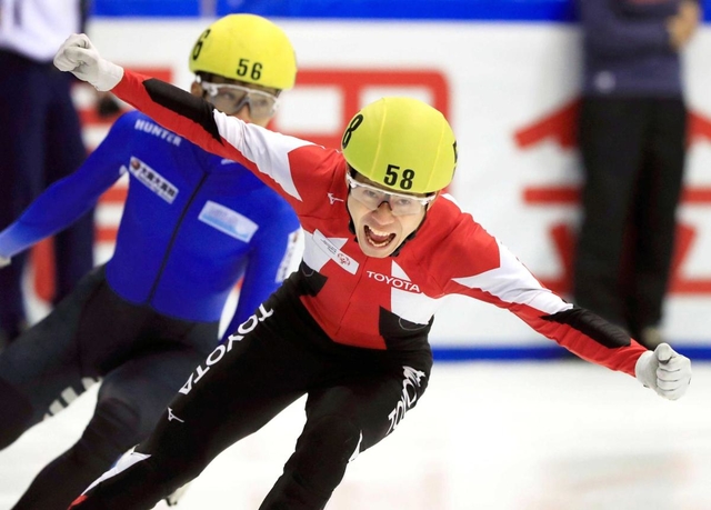 全日本選手権男子１５００メートル決勝で優勝し、ガッツポーズで喜ぶ横山大希＝２０１９年12月22日、長野・帝産アイススケートトレーニングセンター