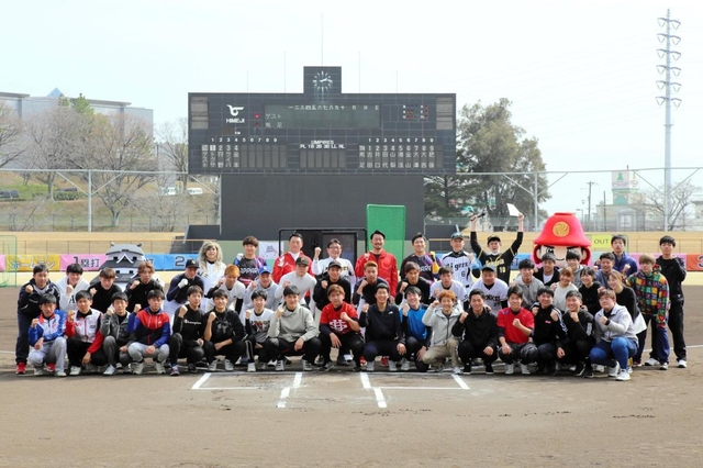 金本元監督（上段中央右）らと記念撮影する球児ら＝１７日午後、姫路市飯田（撮影・大山伸一郎）