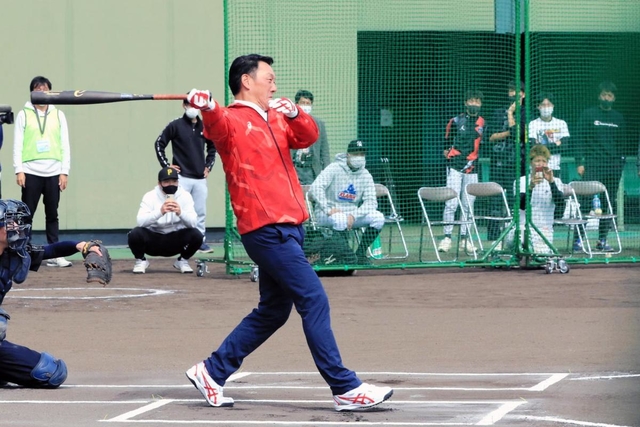高校生とのイベントで打席に立つプロ野球阪神の金本知憲元監督＝１７日午後、姫路市飯田（撮影・大山伸一郎）
