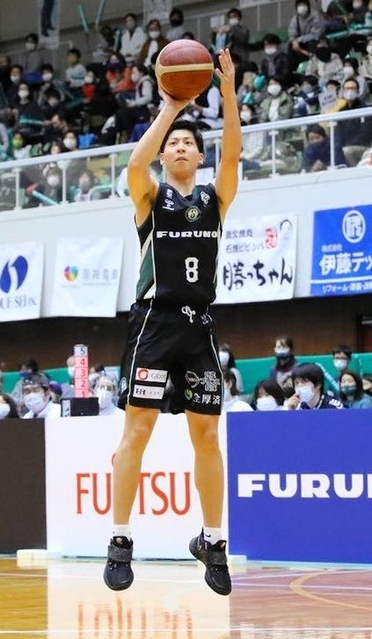 西宮-仙台　第４クオーター、外角からシュートを放つ西宮の浜高（Ｃ）B.LEAGUE