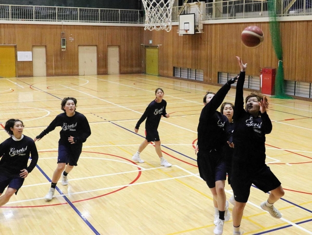 勤務後、地元の体育館で練習するＡＣ播磨イーグレッツの選手たち＝兵庫県福崎町南田原、福崎東中学校