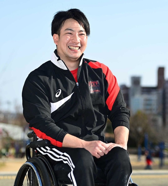 これまでの人生を振り返り、パラリンピックへの思いを語るパワーリフティングの光瀬智洋＝神戸市中央区（撮影・秋山亮太）