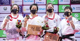 柔道のグランドスラム・タシケント大会女子５２キロ級で優勝した阿部詩（左から２人目）＝国際柔道連盟提供