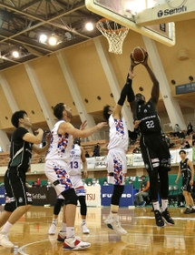 西宮-茨城　第４クオーター、シュートを決める西宮のムボジ（２２）＝加古川市西神吉町鼎、加古川市立総合体育館（撮影・長嶺麻子）