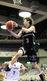 福岡-西宮　第３クオーターにパスする西宮の松崎。６得点６アシストで貢献した（Ｃ）B.LEAGUE
