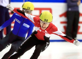 全日本選手権男子１５００メートル決勝で優勝し、ガッツポーズで喜ぶ横山大希＝２０１９年12月22日、長野・帝産アイススケートトレーニングセンター